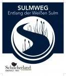 Das Bild zeigt ein Logo für 'Sulmweg', entlang der Weißen Sulm. Das Logo stellt einen gewundenen Pfad mit Schilf dar, umgeben von einem weißen Ring, auf blauem Hintergrund. Unter dem Logo steht 'Schichterland' in Weiß.