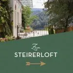 Ein Bild zeigt ein Haus mit einem Garten, einem Metalltor und einem entfernten Berg. Es ist mit 'Zum Steirerloft' betitelt und einem Pfeil nach rechts.