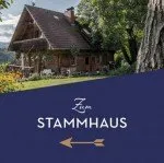 Ein gemütliches Blockhaus mit Schornstein ist von üppigem Grün und Blumen umgeben. Der Text 'Zum Stammhaus' ist auf einem blauen Hintergrund mit einem Pfeil nach rechts angezeigt.