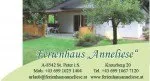 Ein Haus namens 'Ferienhaus Anneliese' mit Rasen und einem Baum. Das Haus ist weiß mit einem braunen Zaun und einer Veranda. Es gibt eine Telefonnummer und eine Website.