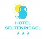 Das Logo für Hotel Seltenriegel zeigt eine blaue Vase, Sonne und Wasser, mit drei Sternen unter dem Text.