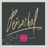 Das Logo für Reiserhof, geschrieben in eleganter goldener Schreibschrift auf schwarzem Hintergrund, mit einem roten Quadrat unten.