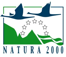 Das Logo für Natura 2000 zeigt zwei fliegende blaue Vögel über einer grünen Landschaft mit Sternen und einer Bergkette. Der Text 'NATURA 2000' ist prominent darunter angezeigt.