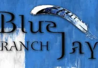 Das Blue Ranch Jay Logo zeigt einen stilisierten Vogel in Blau und Weiß auf blauem Hintergrund. Der Vogel hat einen gebogenen Schnabel und einen langen Schwanz.