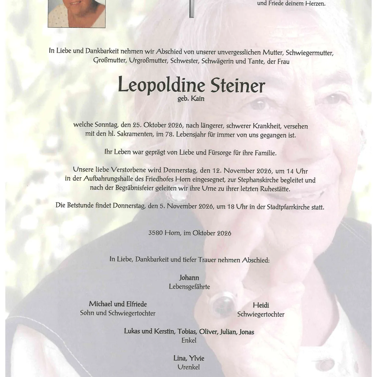 Ein Todesanzeige für Leopoldine Steiner, mit einem Foto von ihr und Informationen über ihr Leben, einschließlich ihres Geburtsdatums, ihres Todesdatums und einer Liste ihrer Familienmitglieder.