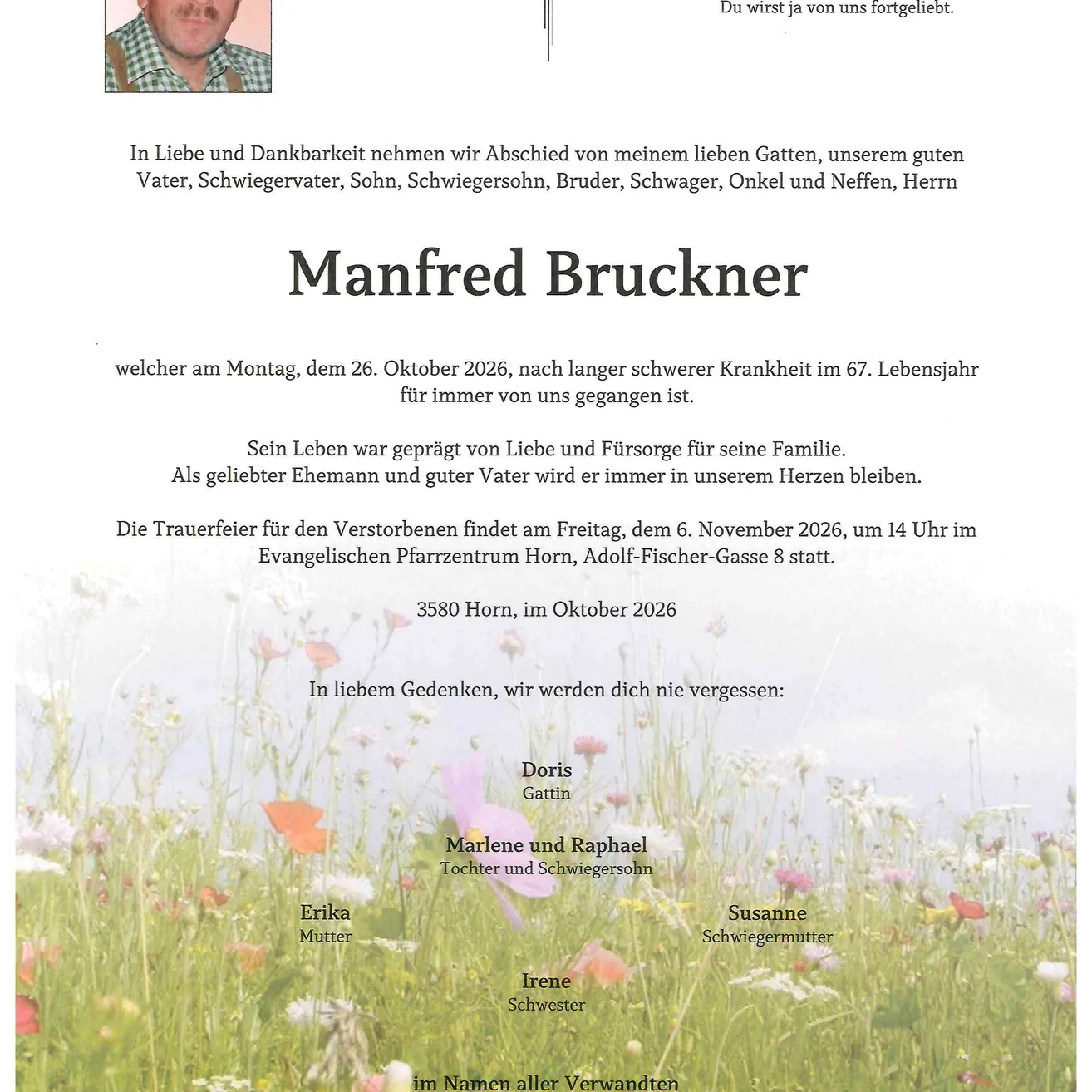 Ein Gedenkposter für Manfred Bruckner, der am 26. Oktober 2026 verstarb. Das Poster zeigt ein Foto von Manfred, ein Kreuz und ein Blumenfeld.