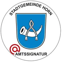 Ein Logo für Stadtgemeinde Horn, mit einem blauen Schild, einem weißen Horn und einem umwickelten Seil, sowie einem roten Symbol unten.