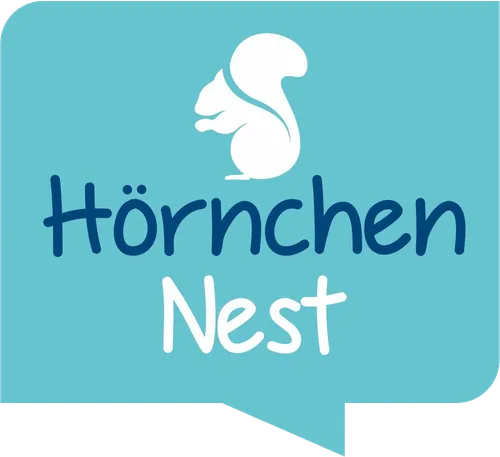Ein blauer Hintergrund mit einer weißen Eichhörnchen-Illustration und dem Text 'Hörnchäen Nest'.