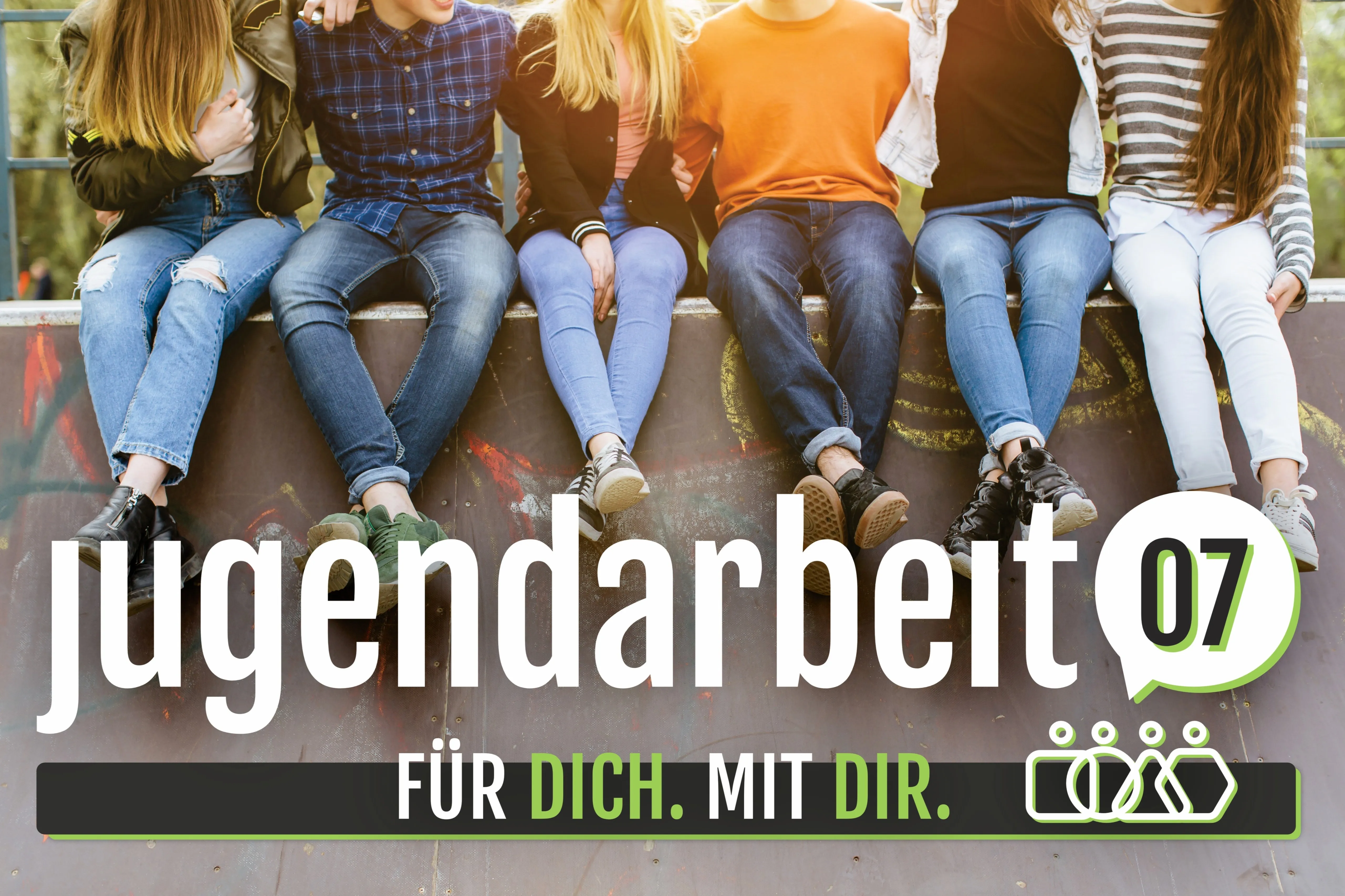 Fünf Personen sitzen auf einer Betonmauer mit Textüberlagerung. Der Text lautet 'Gendarbei' und darunter 'für dich. mit dir.' Rechts ist ein Logo.