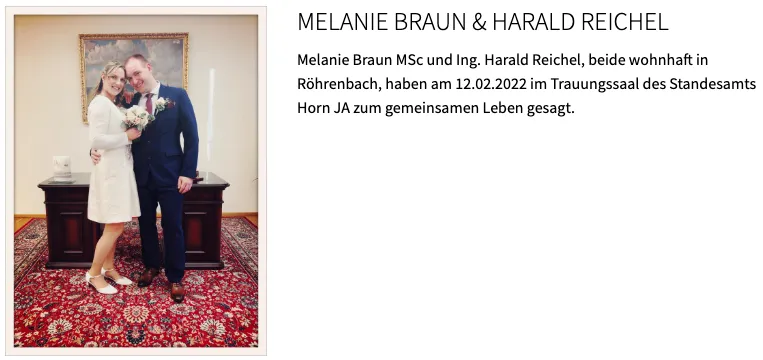 Ein Hochzeitsfoto von Melanie Braun und Harald Reichel, die in einem Raum mit einem Schreibtisch und Teppich stehen. Sie sind in Abendgarderobe gekleidet. Der Text besagt, dass sie in Rohrenbach leben und am 12.02.2022 geheiratet haben.