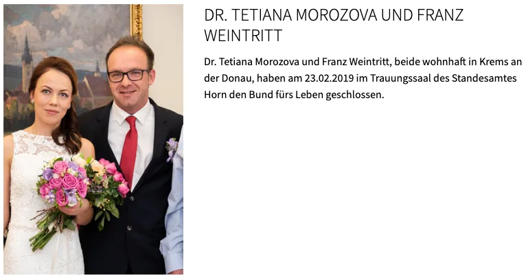 Ein Mann und eine Frau in formeller Kleidung stehen gemeinsam und lächeln für ein Foto. Die Frau hält einen Blumenstrauß und der Mann trägt eine Brille. Ein Wasserzeichen lautet, 'Dr. Tetiana Morozova und Franz Weintritt'.