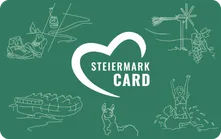 Ein grünes Plakat mit Herzlogo, 'Steiermark Card' Text und verschiedenen Illustrationen wie Boote, ein Skifahrer, ein Skifahrer, ein Schwimmer und eine Person auf einem Surfbrett.