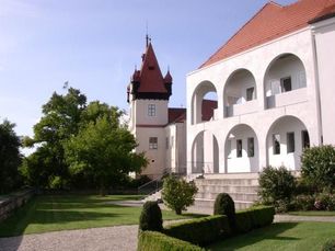 Bild enthält, House, Housing, Villa, Grass, Monastery, Clock Tower, Bell Tower, Neighborhood, Hacienda, Lawn