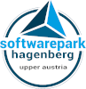 Softwarepark Hagenberg Logo, eine geometrische Form mit einem Dreieck im Inneren, blaue und schwarze Farben, weißer Hintergrund, Text lautet 'Softwarepark Hagenberg Oberösterreich'