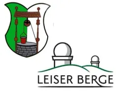 Das Logo für Leiser Berge zeigt einen Brunnen mit einem Eimer, einem Backsteinkamin und einem grünen Schild.
