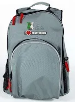 Ein grauer Rucksack mit roten Reißverschlüssen und einem Logo, das 'Ich liebe Ernstbrunn' sagt.