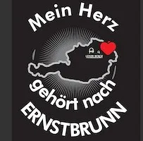 Ein schwarzes Poster mit einer Karte von Österreich, einem roten Herzen und dem Text 'Mein Herz gehört nach Ernstbrunn'