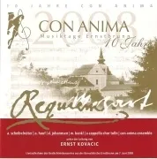 Ein Plakat für das Con Anima Musikfestival, mit einer Kirche im Hintergrund, goldenem Rand und lateinischem Text.