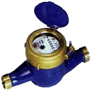 Ein blaues und goldenes Wasserzähler mit offenem Deckel, der eine weiße Ziffernscheibe mit Zahlen und einem roten Indikator zeigt.