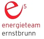 Das Logo für Energieteam Ernstbrunn, mit einem stilisierten roten 'e' mit der Nummer 5 darin, vor einem weißen Hintergrund.