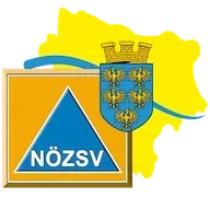 Das Bild zeigt ein Logo mit gelbem Hintergrund und einem blauen Dreieck, das den Text 'NOZSVV' enthält. Über dem Dreieck befindet sich ein Schild mit einer goldenen Krone und drei goldenen Adlern.