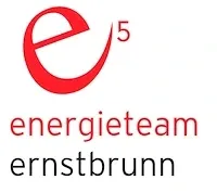 Das Logo für Energieteam Ernstbrunn, mit einem stilisierten 'e' in Rot mit der Nummer 5 darin, begleitet von dem Text 'energieteam ernstbrunn' in Schwarz.