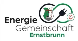 Das Logo der Energie Gemeinschaft Ernstbrunn, einer deutschen Energiegenossenschaft, zeigt einen grünen Kreis mit einem Brunnen und einem Stecker darin, was erneuerbare Energie und Nachhaltigkeit symbolisiert.