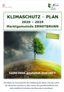 Ein Plakat für den Ernstbrunn Klimaschutzplan von 2020 bis 2025. Es zeigt einen Baum auf einem Hügel mit einem bewölkten Himmel im Hintergrund.