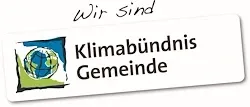 Ein weißer Aufkleber mit schwarzem Text, der 'Wir sind Klimabündnis Gemeinde' lautet. Der Aufkleber zeigt eine stilisierte Weltkugel mit grünen und blauen Farben, und der Text ist in einer fetten, serifenlosen Schrift.