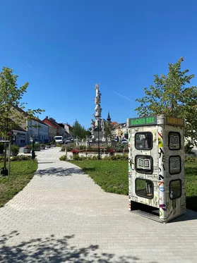 Ein Steinweg mit einer Statue in der Ferne