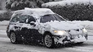 Ein Auto, das durch den Schnee fährt