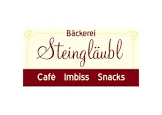 Ein Logo für eine Bäckerei namens Steinglaebl, mit einem roten und gelben Hintergrund und kursiver Schrift. Das Logo enthält die Wörter 'Cafe', 'Imbiss' und 'Snacks'.
