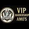 Das Logo des VIP Barbershops zeigt einen goldenen Kreis mit einem stilisierten 'V' und 'P' darin, umgeben von einem Lorbeerkranz. Der Text 'VIP BARBERSHOP' ist in Gold auf schwarzem Hintergrund geschrieben.