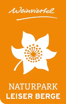 Ein orangefarbenes Poster mit einem weißen Blumenlogo und dem Text 'Naturpark Leiser Berge' in fetten weißen Buchstaben.