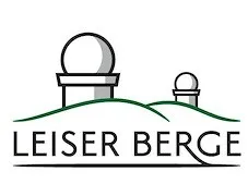 Das Logo von Leiser Berge zeigt einen stilisierten Berg mit zwei Radarkuppeln auf der Spitze, eine größer als die andere, vor einem grünen Hügel.