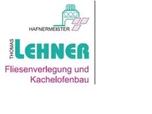 Das Logo von Thomas Lehner, einem Unternehmen, das sich auf Fliesenverlegung und Schornsteinbau spezialisiert hat. Das Logo zeigt einen stilisierten Schornstein und den Firmennamen in fetten grünen Buchstaben.