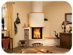 Ein gemütliches Wohnzimmer mit einem Kamin in der Ecke, umgeben von einer Steinmauer und Holzboden.
