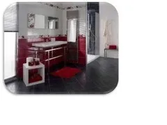 Ein modernes Badezimmer mit rotem und weißem Thema. Das Badezimmer hat ein weißes Waschbecken mit Wasserhahn, einen roten Teppich und rote Schränke.