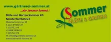 Ein grünes Plakat, das für 'Blüte und Garten Sommer KG', ein Meistergartenunternehmen wirbt. Das Plakat enthält die Adresse, Telefonnummer und E-Mail des Unternehmens.