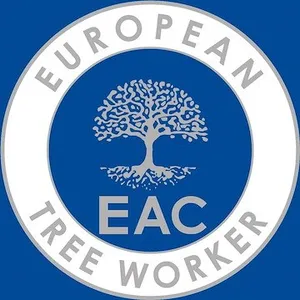 Das Logo des European Tree Worker zeigt einen stilisierten Baum mit Wurzeln auf blauem Hintergrund. Die Worte 'European Tree Worker' sind in weiß geschrieben, wobei 'EAC' im Zentrum hervorgehoben ist.