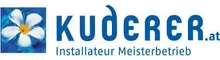 Das Kuderer.at-Logo zeigt eine weiße Blume mit blauen Blütenblättern auf blauem Hintergrund, begleitet von dem Text 'Kuderer.at' in fetten blauen Buchstaben und 'Installateur Meisterbetrieb' in kleineren blauen Buchstaben darunter.