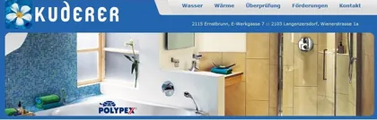 Ein Badezimmer mit einer großen weißen Badewanne, blauen gefliesten Wänden und einem Holzschrank.