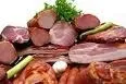 Eine Nahaufnahme verschiedener Arten von gepökelten Fleischsorten, einschließlich Würste, Speck und Salami, auf einem weißen Hintergrund angeordnet.