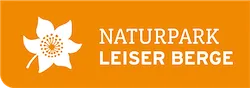 Ein orangefarbener Hintergrund mit einem weißen Blumenlogo. Das Logo hat die Worte 'Naturpark Leiser Berge' in weißer Schrift.