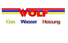 Das Logo für Wolf Gas Wasser Heizung, mit einem rot-gelb gestreiften Hintergrund und dem Wort Wolf in Rot und den Worten Gas, Wasser und Heizung in Blau.