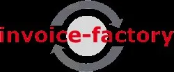 Das Logo von Invoice-Factory ist auf einem schwarzen Hintergrund dargestellt. Es zeigt einen stilisierten weißen Kreis mit einer roten Linie, die ein Dokument oder eine Rechnung darstellt. Der Text 'Invoice-Factory' ist in fetten, roten Buchstaben geschrieben, wobei das Wort 'Factory' in einer kleineren Schrift darunter steht.
