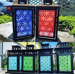 Eine Collage von sechs Laternen mit verschiedenen farbigen geometrischen Designs. Die oberen beiden Laternen haben blaue und rote Designs, während die unteren vier grüne und türkisfarbene Designs haben.