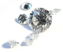 Eine Nahaufnahme von mehreren Diamanten, einschließlich eines großen zentralen Diamanten, verstreut auf einer weißen Oberfläche.
