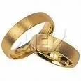 Zwei goldene Eheringe werden nebeneinander auf einem weißen Hintergrund gezeigt. Die Ringe haben eine glatte, polierte Oberfläche und ein klassisches Design.