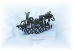 Ein silberfarbenes Miniatur-Zugmodell mit Schornstein, Rädern und einem vorderen Motor.